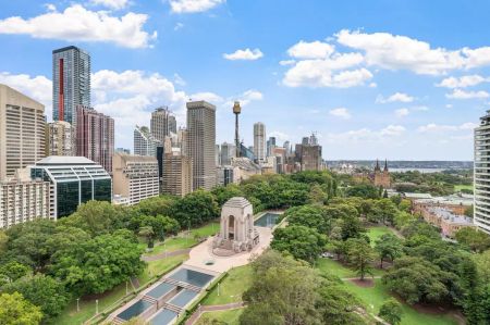 NORTH FACING HYDE PARK APARTMENT WITH HARBOUR VIEWS - Photo 4