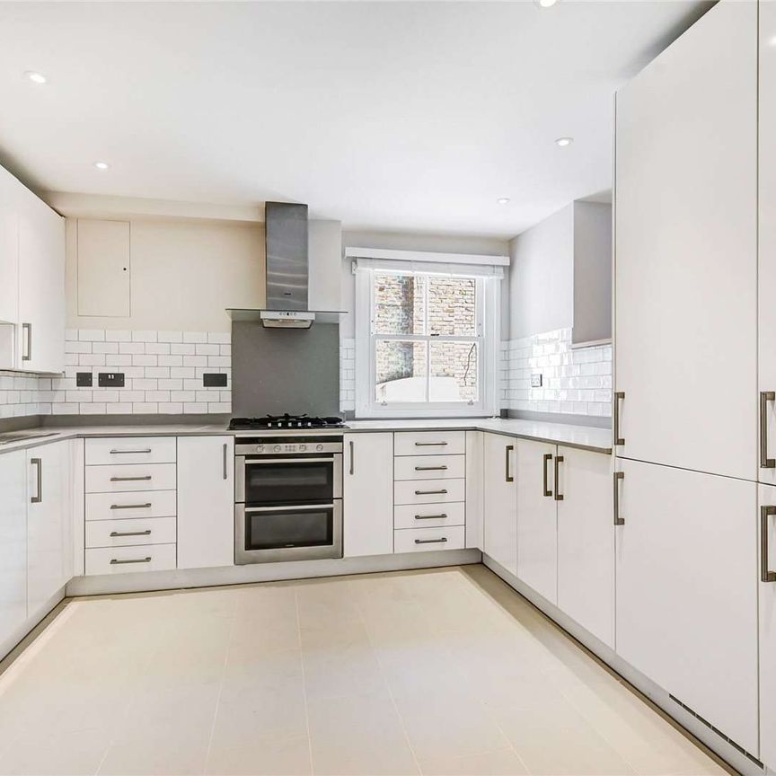 Elegant Three-Bedroom Mews Apartment with Impressive Living Space and Private Entrance. - Photo 1