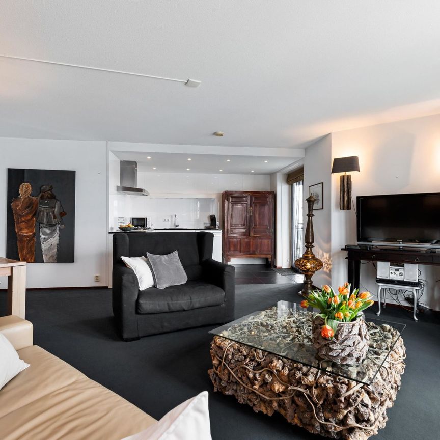 Elegant Waterfront Apartment with Scenic Views - Photo 1