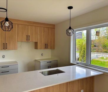 Immeuble - 14 Rue Allen Est, Waterloo 5 Et Demi Neuf - Waterloo - Photo 1