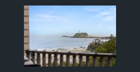 Modern 2-Bedroom Apartment with Unbeatable Views - Photo 2