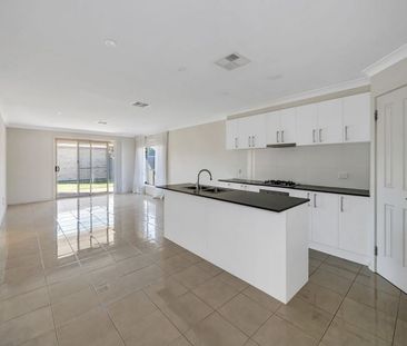 13 Princess Royal Pde, Hindmarsh Island SA 5214 - House For Rent | ... - Photo 3