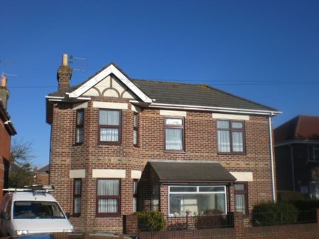 5 Bedroom House To Rent in Wallisdown - £2,525 pcm Tenancy Info - Photo 2