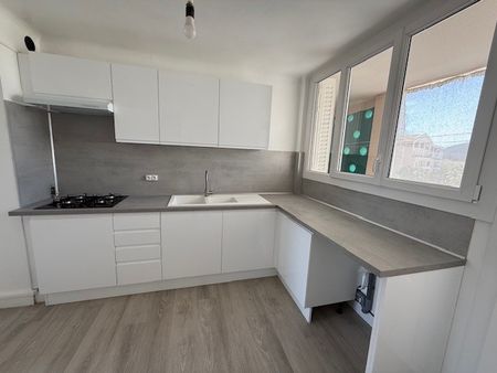 Location Appartement 4 pièces 75m² HYERES 83400 - Photo 3