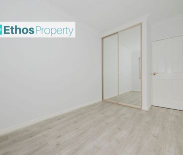 A REAL GEM ON SWAN ST - Photo 4