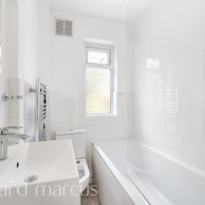 Errol Gardens, NEW MALDEN - Photo 1