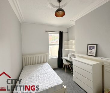8 Bedroom Mid Terraced House - Photo 5