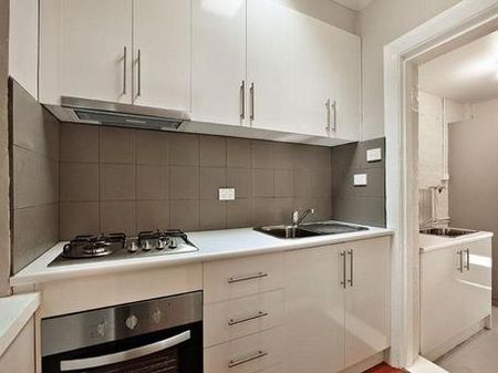 Charming Two-Bedroom Terrace in a Prime Location - Photo 4