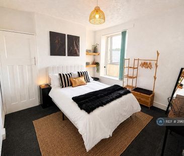3 bedroom flat to rent - Photo 4