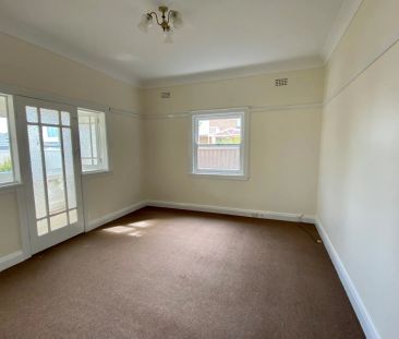 Spacious Three Bedroom Home in a Prime, Quiet Location - Photo 2
