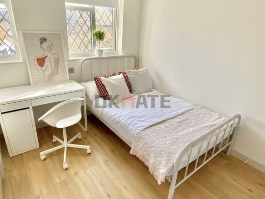 YOHO Aldgate East Room 1 Room 2 - Photo 1
