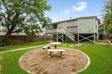 Renovated Queenslander in Great Location - Photo 4