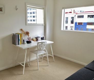Warm 2 Bedroom Apartment in central Te Aro - Photo 2
