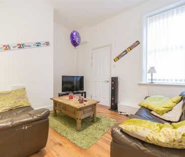 3 bedroom flat to rent - Photo 3