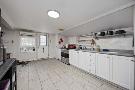 Charming All Inclusive Three Bedroom Apartment! - Photo 4