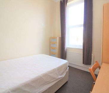 3 bedroom flat to rent - Photo 4