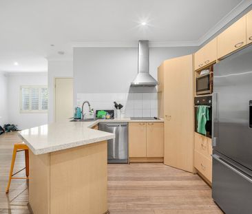 10 Greenbank Circuit, Carrara, Qld 4211 - Photo 4