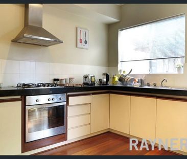 Stylish Townhouse - Photo 6