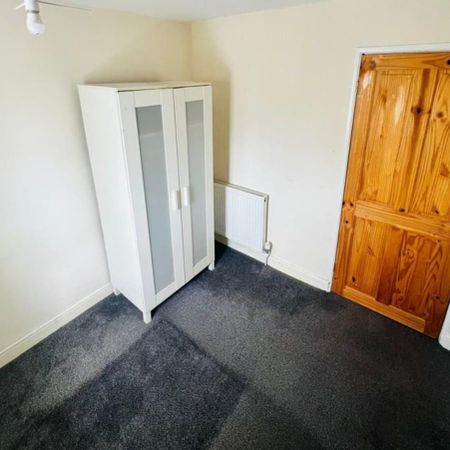 1 bedroom in a flat share to rent - Photo 3