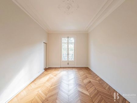 Rental Apartment Paris 8th Faubourg-du-Roule - Photo 2