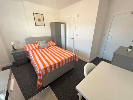 1 bedroom in a house share to rent - Photo 2