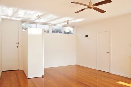 Bright and Spacious Studio Apartment - Photo 2