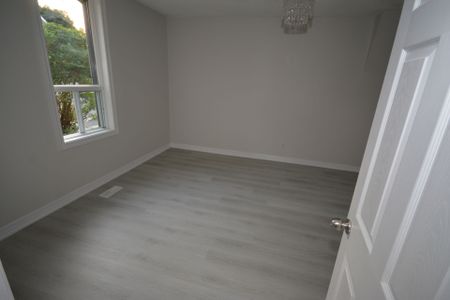 For Lease - 8 West Street, Brampton, Ontario - Photo 4