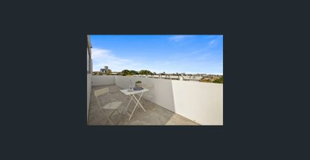 Near New 3-Bedroom Apartment in Boutique Development - Fibre Internet Included - Photo 2