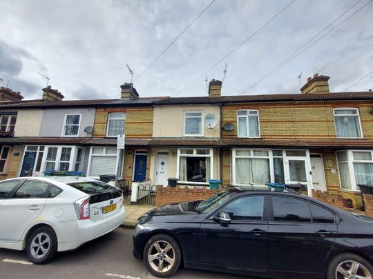 2 bed terraced house to rent in Souldern Street, Watford, WD18 - Photo 1