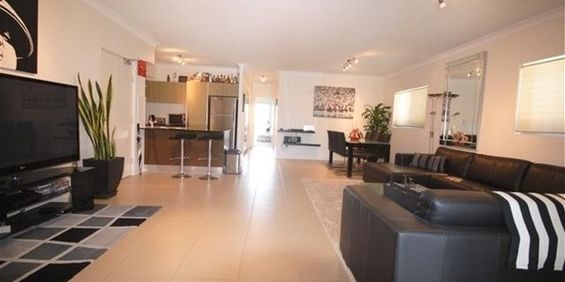 Fully-Furnished 2 bedrooms, 2 bathrooms, 1 car space, 2 balconies, Air Con, Pool, BBQ, Park, Security, Public Transport - Photo 3