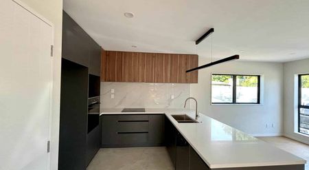 BRAND NEW 3 BEDROOM in Takanini! - Photo 2