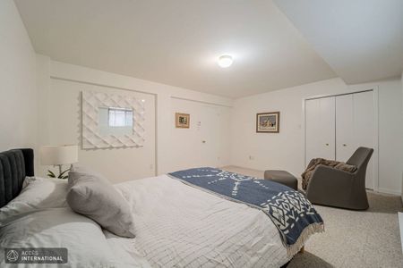 Beautiful furnished house for rent in Ville Mont-Royal - high ceilings, and skylights. - Photo 4