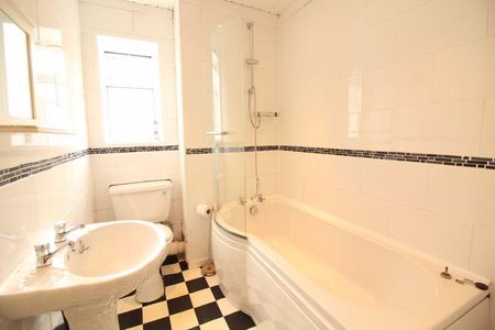 3 bedroom flat to rent - Photo 5