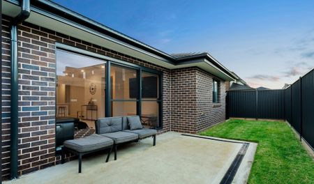 IMMACULATE SINGLE LEVEL HOME - Photo 4