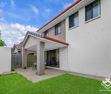 Spacious 3-Bedroom Townhouse with solar & Double Lock-Up Garage in Sought-After Corinda includes water and most of electricity. - Photo 1