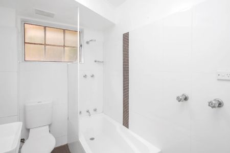 UPDATED 2-BEDROOM APARTMENT IN GREAT LOCATION! - Photo 4