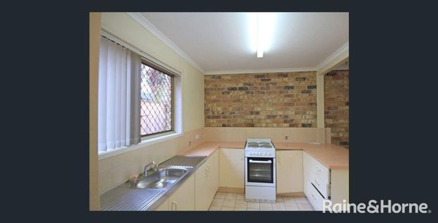 Convenient & Low-Maintenance Living - Just 500m from Loganholme Train Station! - Photo 1