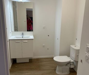 location Appartement T2 DE 40.38m² À RILLIEUX LA PAPE - Photo 4