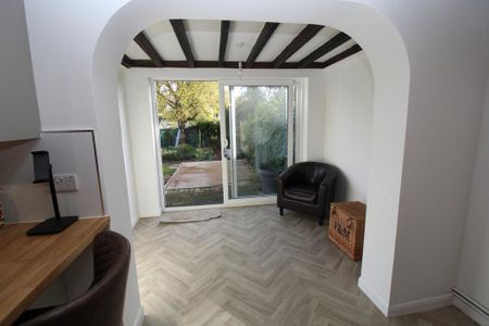 3 bedroom end of terrace house to rent - Photo 2