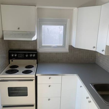 Studio Apartment-Prime Location-Near Stanley Park-View - Photo 4