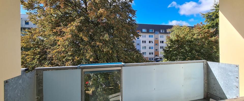 Einziehen & 2 Warmmieten sparen*: Frisch renovierte Balkonwohnung mit Fahrstuhl & modernem Wannenbad - Foto 1