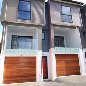 Modern, light and beautifully designed home - Photo 2