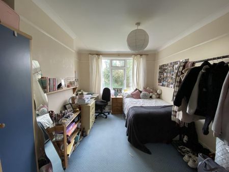 4 bedroom semi-detached house to rent - Photo 4