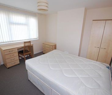 4 bedroom semi-detached house to rent - Photo 2
