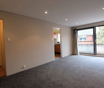 Top Floor Apartment in Prime Kensington Location - Photo 2
