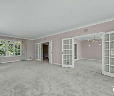 An attractive six bedroom family home set within mature grounds on ... - Photo 3