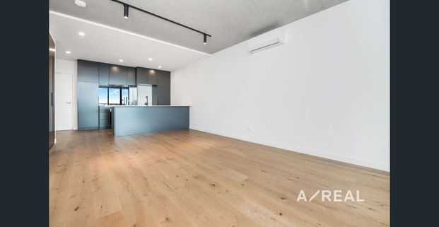 Sophisticated Apartment with Sweeping Views in the Riverfront Complex - Photo 1