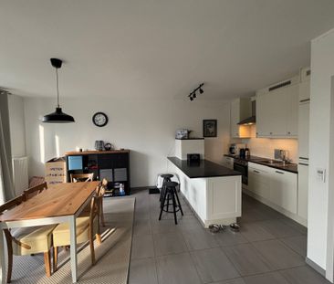 Appartement met terras en 2 slaapkamers nabij het centrum - Photo 4