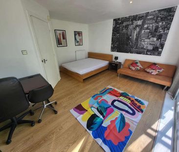 Sadler Court, Hulme, Manchester, M15 - Photo 4