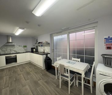 1 bedroom in a house share to rent - Photo 2